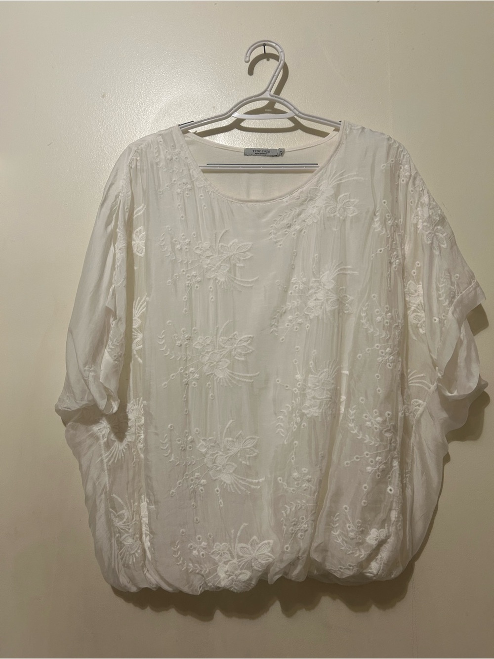 Tendenze Italian Made White Embroidered Scoop Neck Blouse Sz L Silk  Viscose